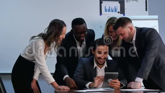 积极的商业人士在办公室使用数码平板电脑视频的预览图