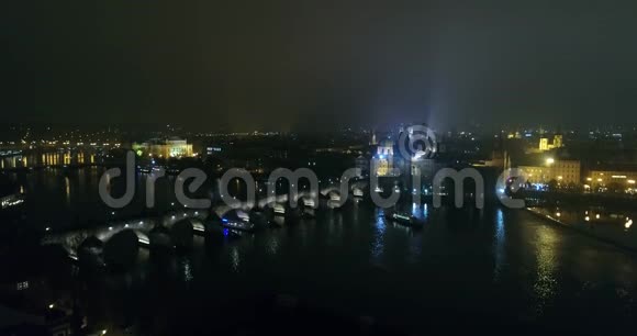 布拉格夜景从空中到老城和查尔斯桥的全景夜城的灯光视频的预览图