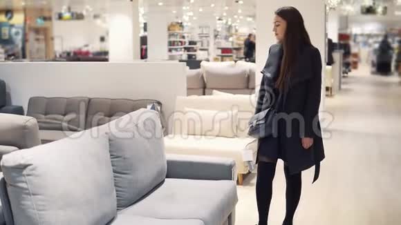 顾客妇女在商店里买新家具沙发或沙发视频的预览图