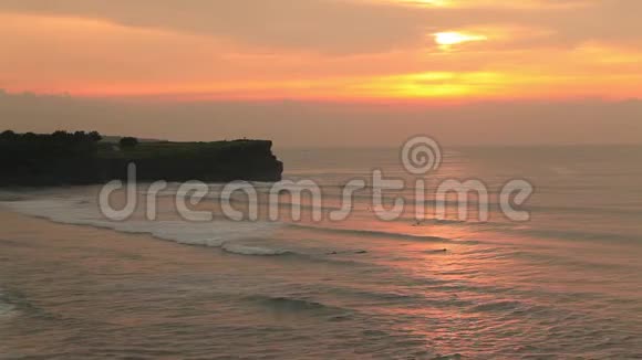 巴兰干海滩日落印度尼西亚巴厘视频的预览图