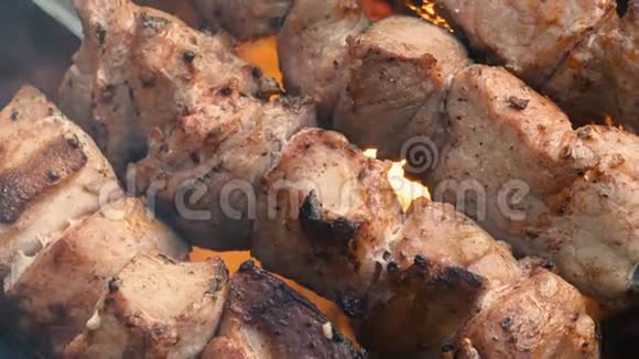 在金属扦子上烤什串厨师用手煮烤肉烧烤烧烤时有很多烟烧烤新鲜牛肉排视频的预览图