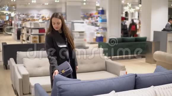 顾客妇女在商店里买新家具沙发或沙发视频的预览图