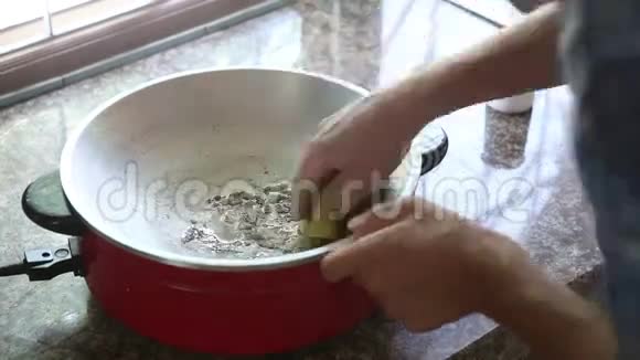人迅速地把煎锅吸下来视频的预览图