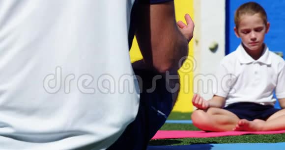 瑜伽教练指导儿童练习瑜伽视频的预览图