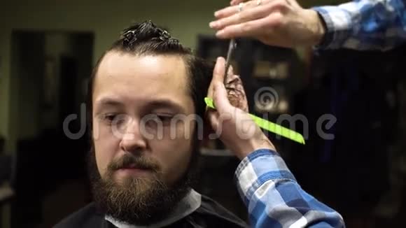 现代理发店工作过程的内部镜头时尚发型迷人的年轻人的特写肖像视频的预览图