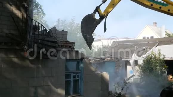 城市用挖掘机拆除房屋重建进程视频的预览图