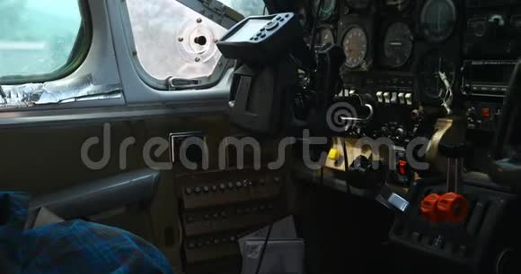 驾驶舱4k的飞机仪表板视频的预览图