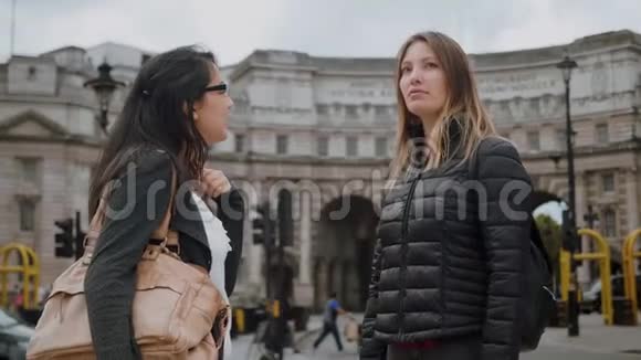 两名年轻女子在伦敦观光旅游视频的预览图