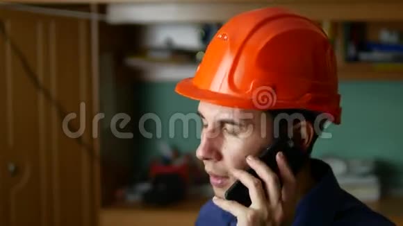 愤怒的建筑工人在一个硬帽喊叫在电话智能手机上交谈视频的预览图