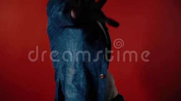性感男人在红色背景下跳舞视频的预览图
