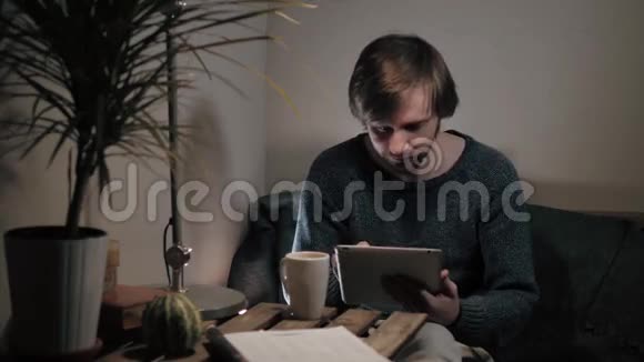 有平板电脑触摸的年轻人在咖啡馆喝咖啡视频的预览图