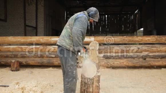 建筑工人操作木制电锯背景是木梁房屋未来的一部分视频的预览图
