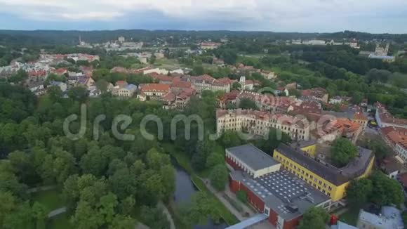 维尔纽斯老城有美丽的城市景观和著名的观光对象立陶宛视频的预览图