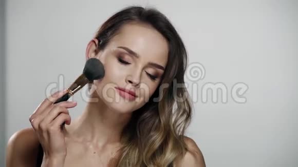 化妆师用刷子刷面粉视频的预览图