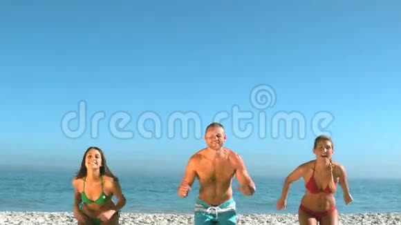 迷人的朋友同时在海滩上跳跃视频的预览图