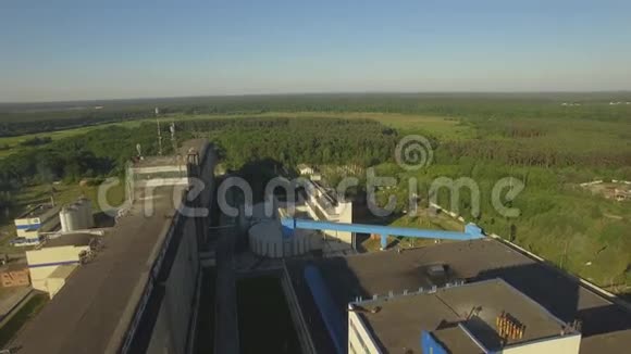 空中飞行是马汀工厂大麦谷物的巨大筒仓视频的预览图