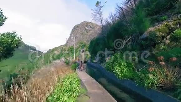 游客漫步在莱瓦达水上步道视频的预览图