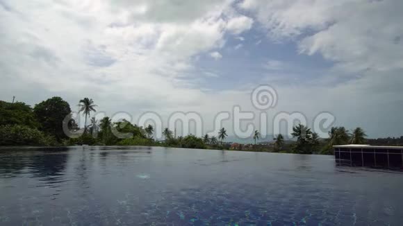 可欣赏海景的豪华无限边缘游泳池表面视频的预览图
