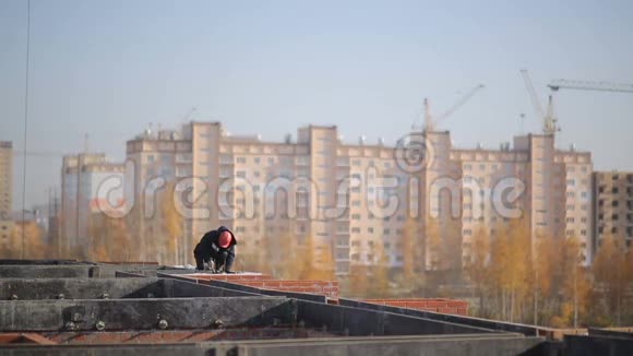 建筑工人在砖房的顶层视频的预览图