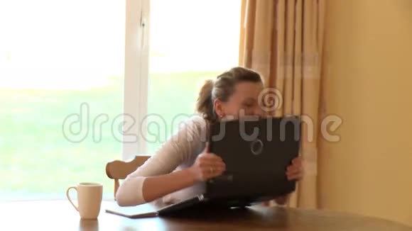 一个女人用笔记本电脑喝咖啡视频的预览图