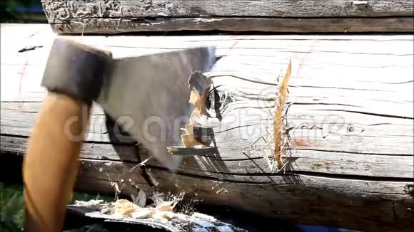 组装木架搭建房屋俄罗斯旧木原木的纹理原木中的凹槽供加入视频的预览图