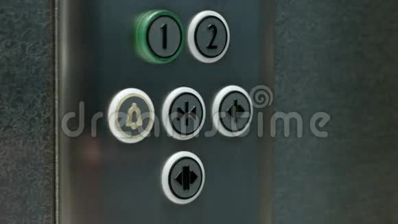 男人按下按钮关闭电梯门视频的预览图