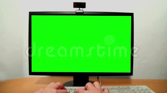 绿色屏幕显示器和键盘视频的预览图