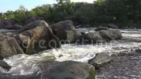 南布格河上的花岗岩急流和急流视频的预览图