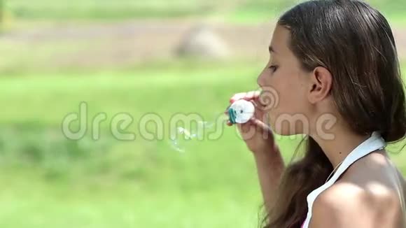 迷人的女孩吹肥皂泡视频的预览图