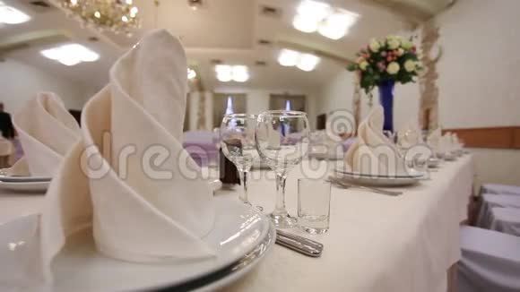 餐厅内装饰精美的餐桌视频的预览图