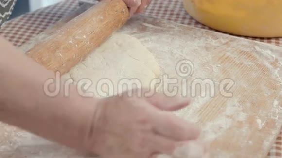 女厨师用擀面杖擀面团视频的预览图