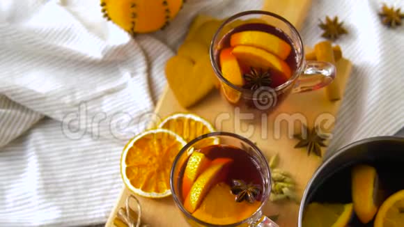 带有橙色和香料的热覆盖葡萄酒视频的预览图