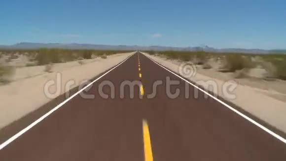 沿着莫哈韦沙漠公路超速行驶视频的预览图