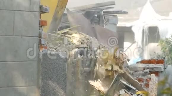 城市用挖掘机拆除房屋重建进程视频的预览图