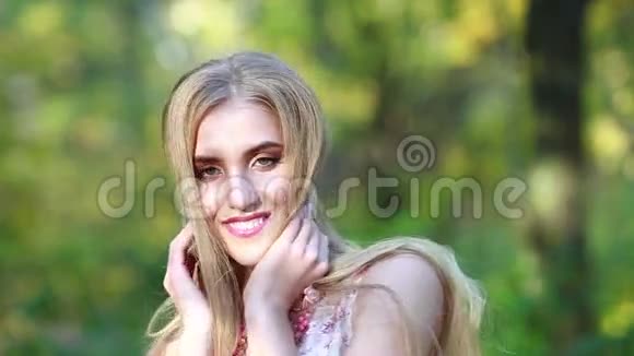 一个美丽的金发女孩的脸在大自然秋日视频的预览图