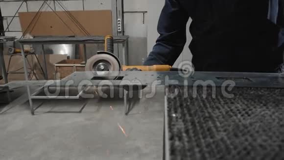 工厂车间用圆盘磨床锯金属的工匠视频的预览图