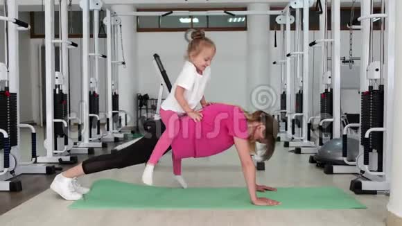 教练在健身房和一个小女孩一起工作视频的预览图