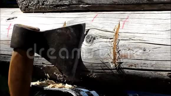 组装木架搭建房屋俄罗斯旧木原木的纹理原木中的凹槽供加入视频的预览图