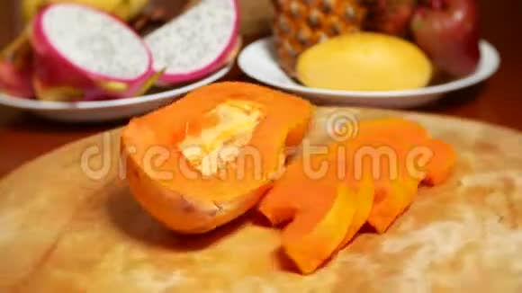餐桌上的异国水果木瓜水果切成块旋转在切割板上视频的预览图