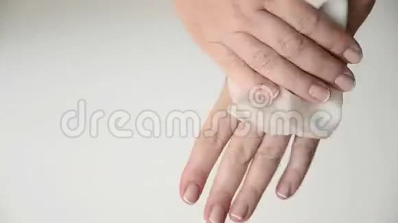 用婴儿擦拭女人的手视频的预览图