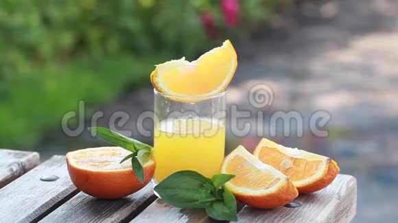 彩色背景下倒入杯中的橙汁视频的预览图