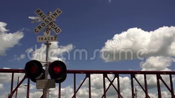 穿越蓝天的铁路云闪耀着红色的灯光视频的预览图