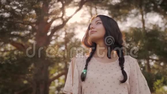 森林里快乐的女人享受大自然可爱的女孩在户外散步视频的预览图