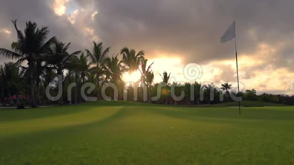 热带加勒比海岛豪华高尔夫球场视频的预览图