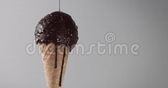 巧克力冰淇淋玉米和液体巧克力落在上面视频的预览图