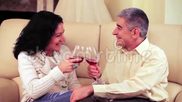 快乐的夫妇喝酒和哭泣视频的预览图