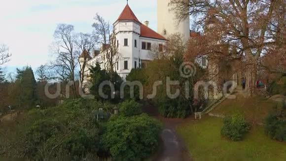美丽的城堡科诺皮斯特和秋季公园视频的预览图