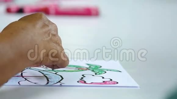 成人用蜡笔在纸上作画视频的预览图