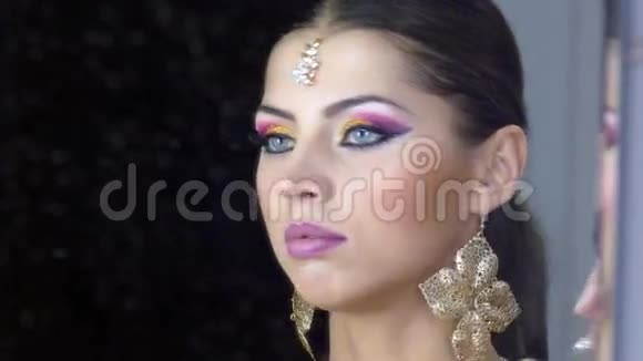 印度风格的化妆过程视频的预览图
