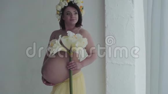 怀着肚子的美丽孕妇女人摸她的肚子回家的准妈妈视频的预览图